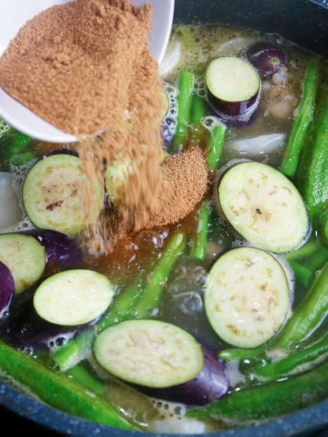 Sinigang na Baboy (Pork Sinigang) - Kawaling Pinoy