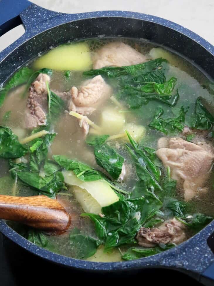 Tinolang Manok (Chicken Tinola) - Kawaling Pinoy