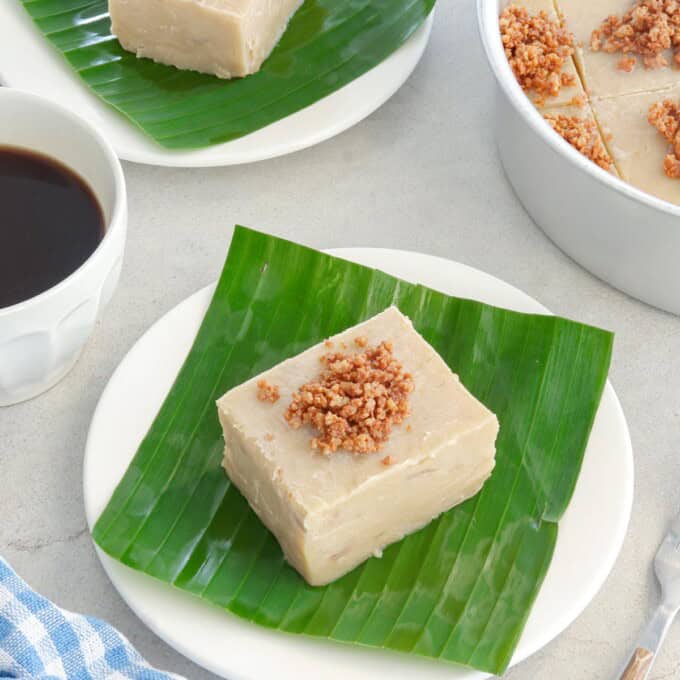 slices of kalamay gabi on banana-lined plates.