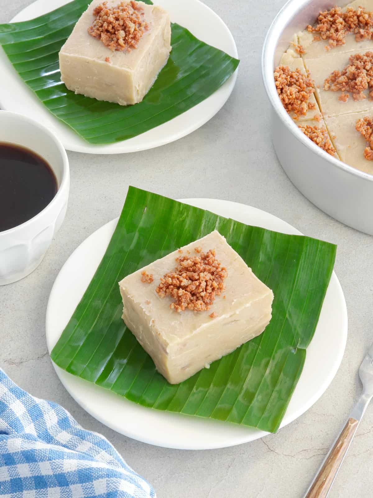 slices of kalamay gabi on banana-lined plates.