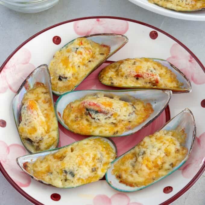 baked tahong on a serving plate.