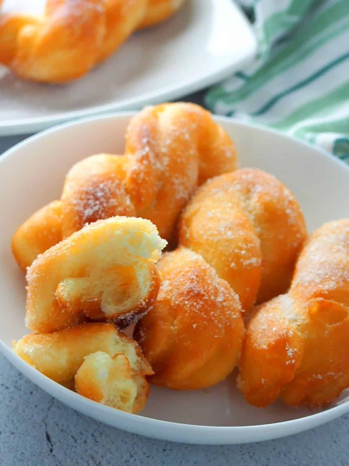 bicho-bicho donuts on a white plate.